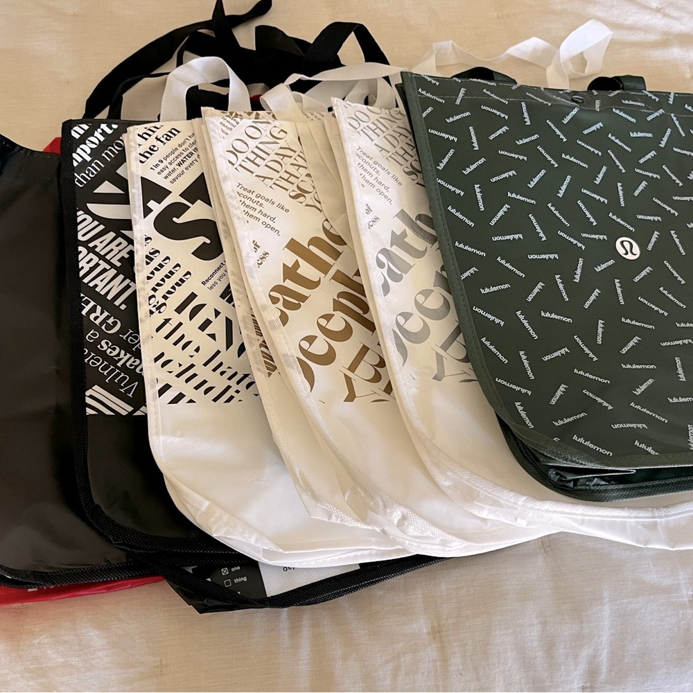 Twenty Lulu Lemon bags💖